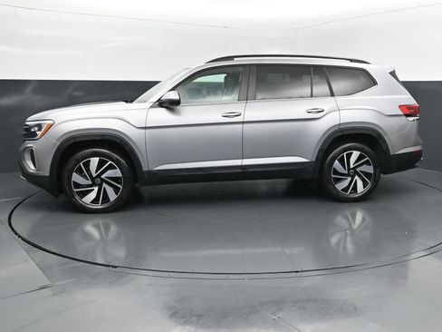 Used 2026 Volkswagen Atlas SE FWD image 2