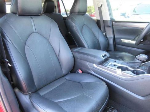 Used 2021 Toyota Highlander Limited FWD image 9