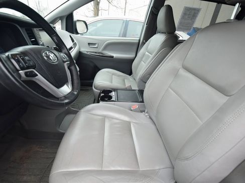 Used 2018 Toyota Sienna AWD image 9