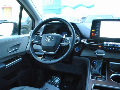 Certified 2022 Toyota Sienna XLE image 12