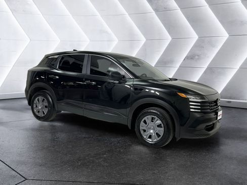 Used 2025 Nissan Kicks S image 1