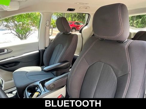Used 2020 Chrysler Pacifica Touring FWD image 7