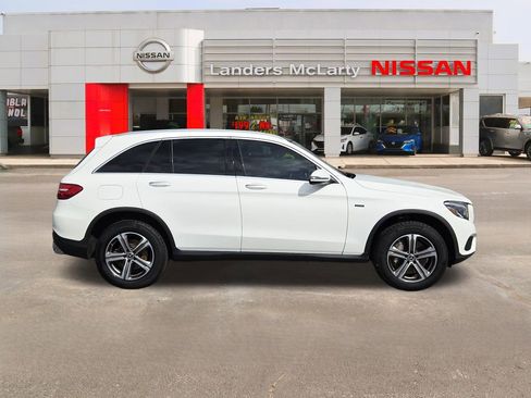 Used 2019 Mercedes-Benz GLC 350e 4MATIC image 2