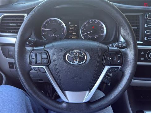 Used 2019 Toyota Highlander LE AWD/4WD image 34