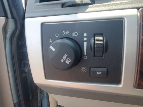 Used 2009 Chrysler Town & Country Touring FWD image 15