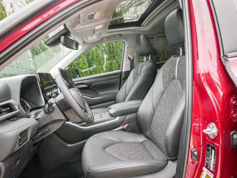 Used 2025 Toyota Highlander XLE image 16