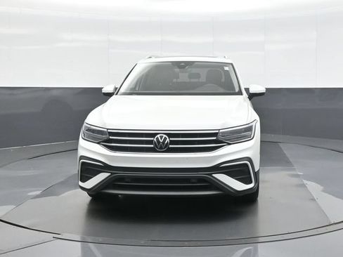 Used 2023 Volkswagen Tiguan SE w/ Panoramic Sunroof Package FWD image 2