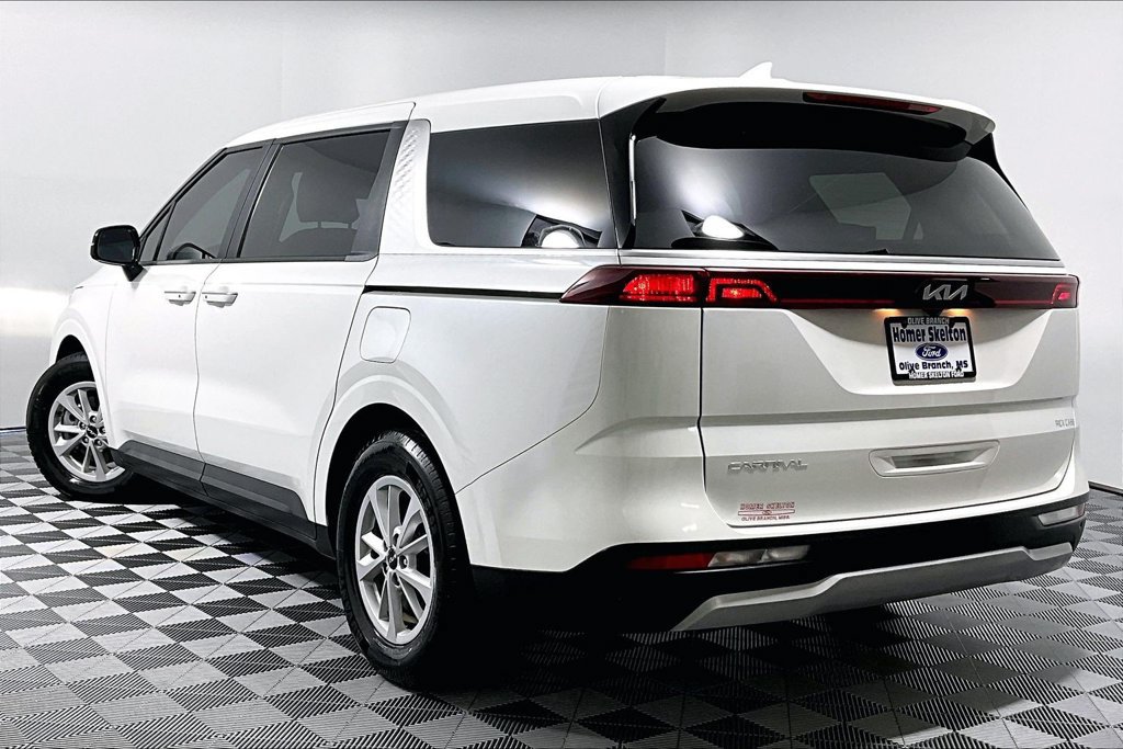 Used 2023 Kia Carnival LX FWD image 11