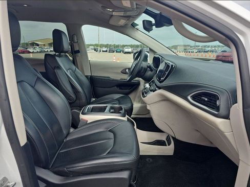Used 2023 Chrysler Pacifica Touring-L FWD image 8