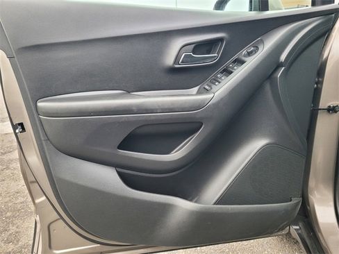 Used 2022 Chevrolet Trax LS w/ Tint and Cruise Package image 21