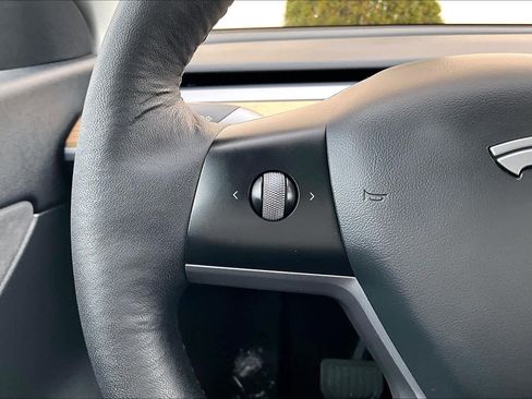 Used 2022 Tesla Model Y Long Range image 23