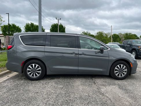 Used 2022 Chrysler Pacifica Touring-L FWD image 2