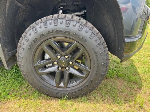 Used 2021 Chevrolet Silverado 1500 Custom Trail Boss AWD/4WD image 2