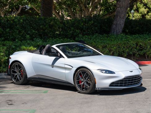 Used 2023 Aston Martin V8 Vantage Roadster image 1