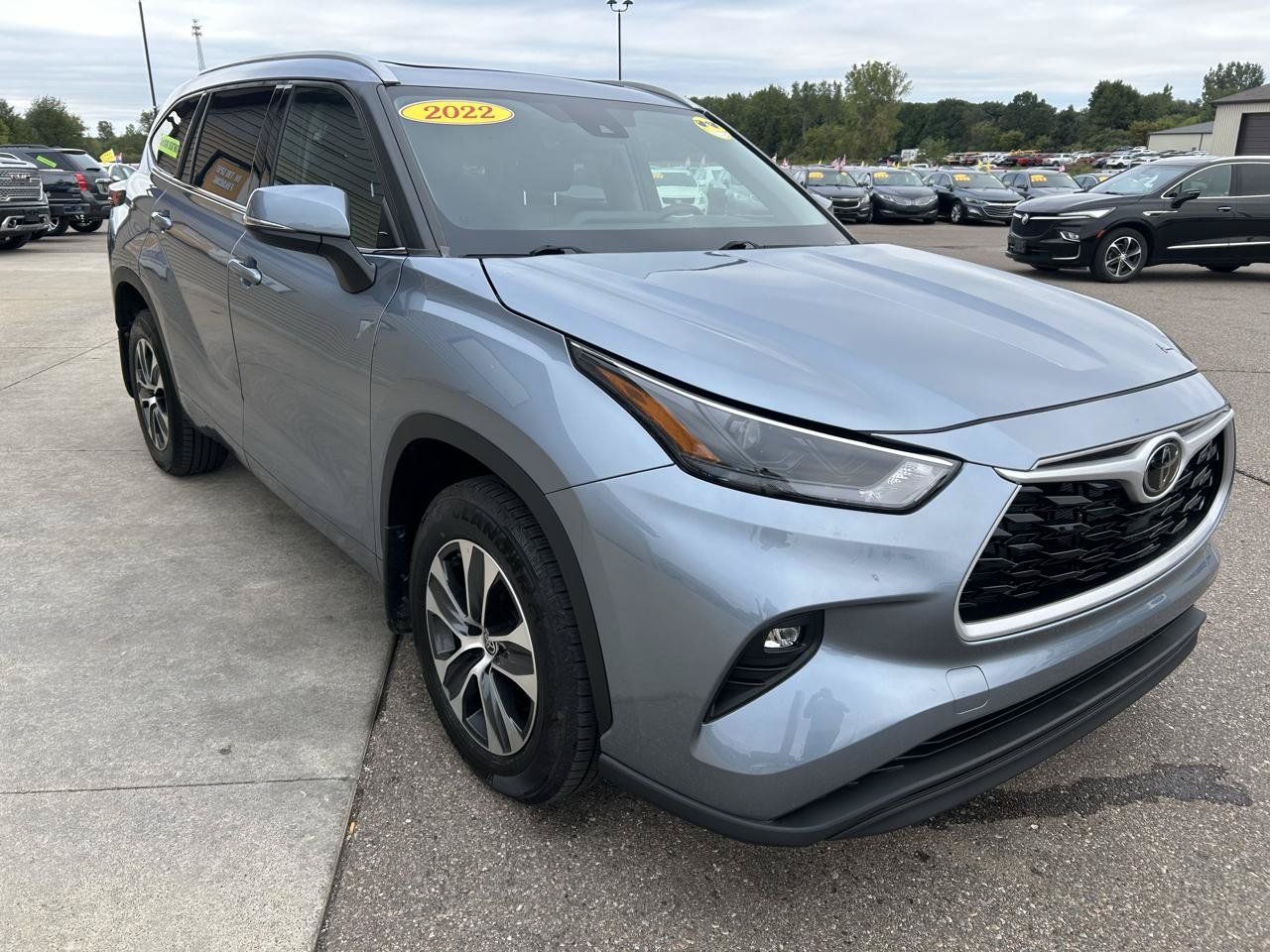 Used 2022 Toyota Highlander XLE AWD/4WD image 3