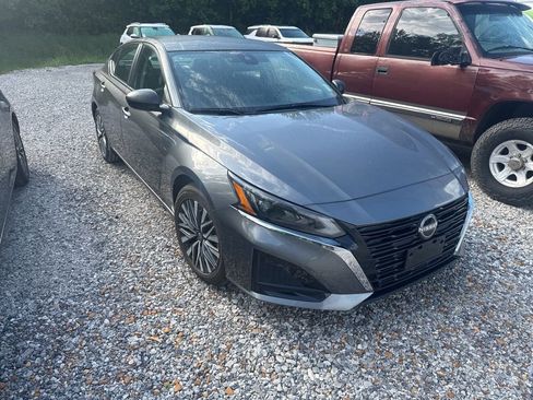 Used 2025 Nissan Altima 2.5 SV FWD image 2