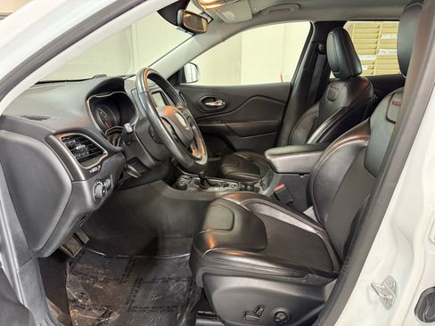Used 2019 Jeep Cherokee Trailhawk w/ Cold Weather Group AWD/4WD image 8