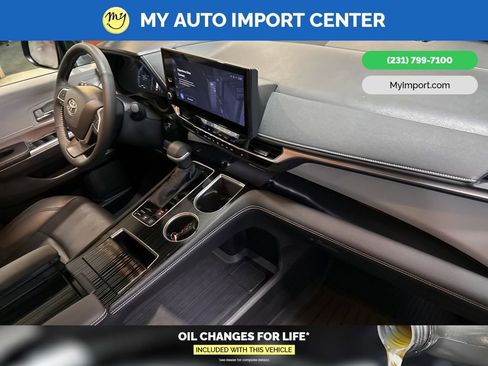 Used 2025 Toyota Sienna XSE image 32