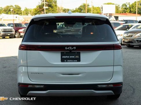 Used 2024 Kia Carnival LX image 7