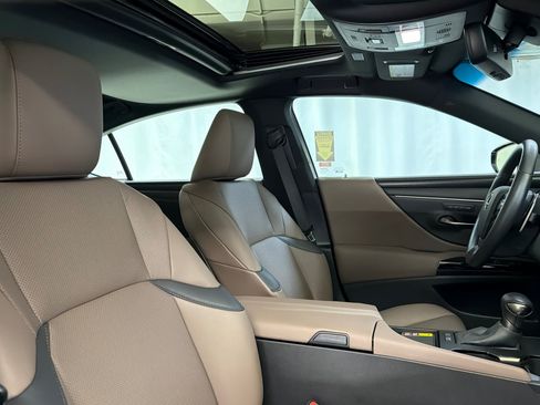 Used 2025 Lexus ES 300h w/ Premium Package FWD image 30