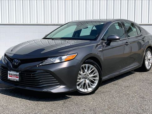Used 2020 Toyota Camry XLE w/ Sunroof Package FWD image 2
