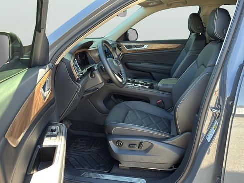 Used 2025 Volkswagen Atlas SE image 13