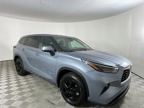 Used 2023 Toyota Highlander LE FWD image 3