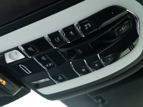 Used 2023 Porsche Macan AWD/4WD image 35