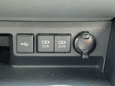 Used 2020 Toyota Highlander XLE AWD/4WD image 27