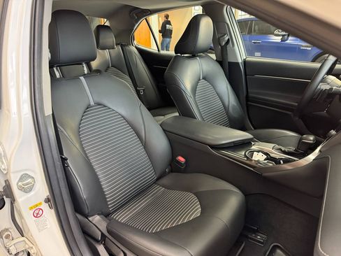Used 2018 Toyota Camry SE w/ Moonroof Package FWD image 22