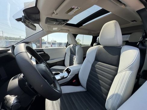 New 2025 Mitsubishi Outlander SE image 17