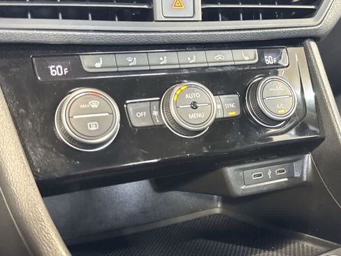 Certified 2022 Volkswagen Jetta SE FWD image 19