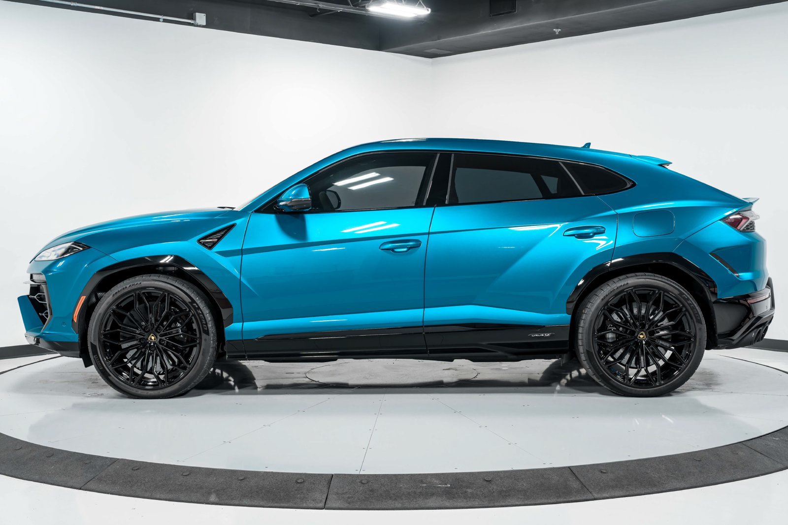 Used 2025 Lamborghini Urus SE AWD/4WD image 6