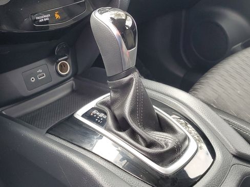 Used 2019 Nissan Rogue S image 27