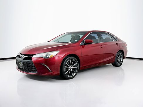 Used 2016 Toyota Camry XSE w/ Moonroof Package image 3