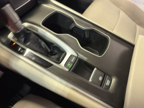 Used 2018 Honda Accord Touring image 19