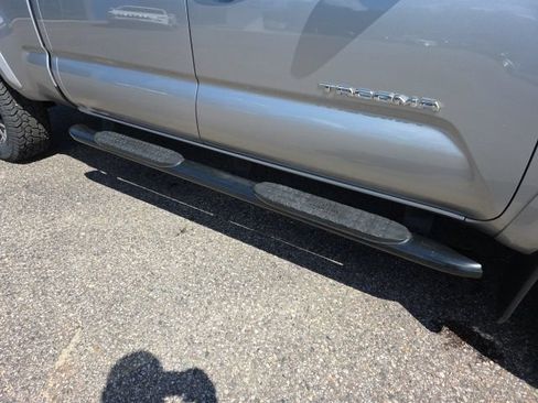 Used 2020 Toyota Tacoma TRD Sport AWD/4WD image 38