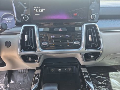 Used 2023 Kia Sorento AWD image 10