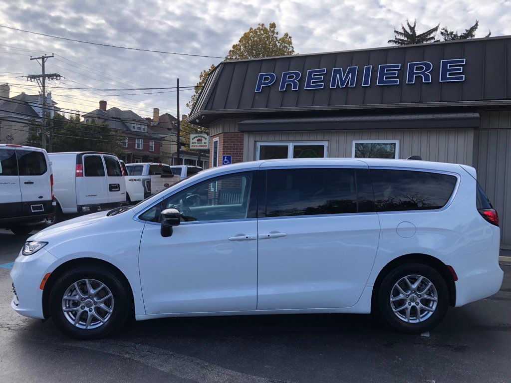 Used 2024 Chrysler Pacifica Touring-L FWD image 3