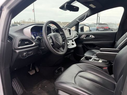 Used 2023 Chrysler Pacifica Touring-L w/ S Appearance Package image 21