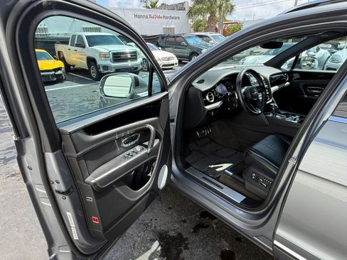 Used 2018 Bentley Bentayga Onyx Edition AWD/4WD image 12