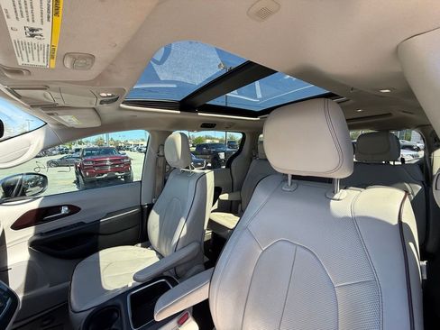 Used 2017 Chrysler Pacifica Limited image 12
