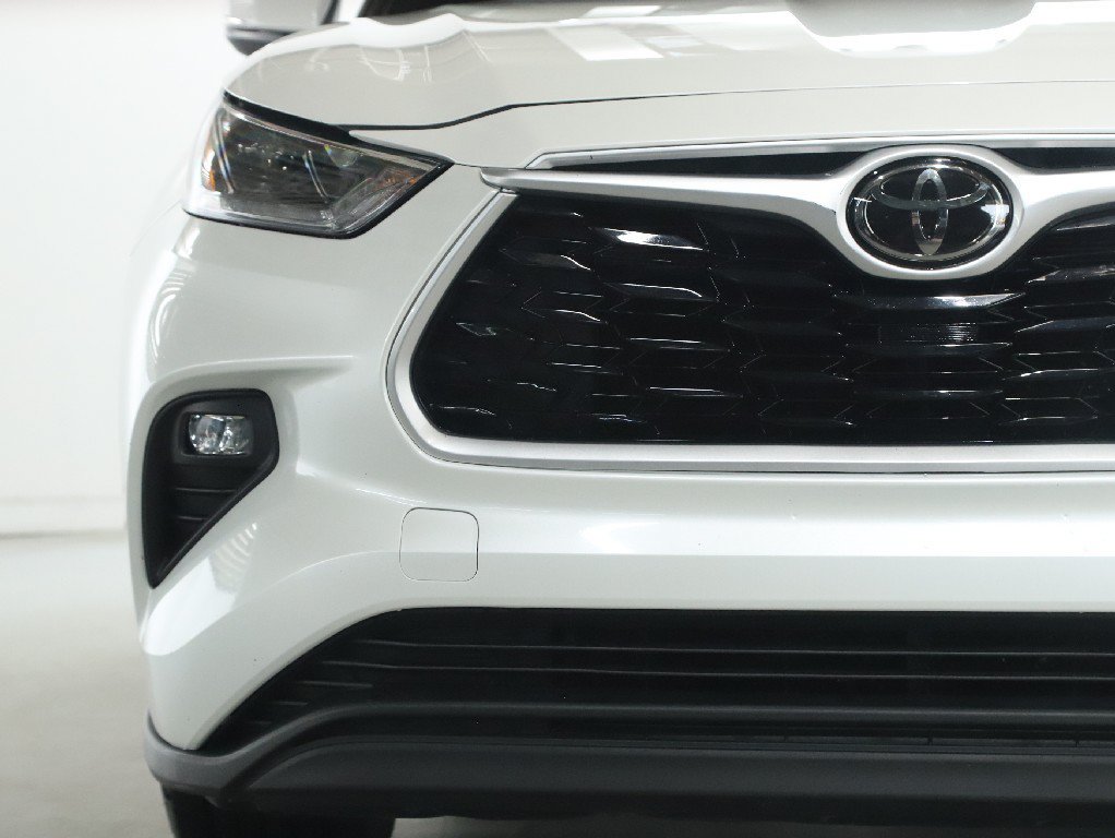 Used 2021 Toyota Highlander XLE AWD/4WD image 6