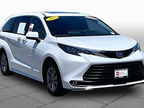 Used 2025 Toyota Sienna XLE AWD/4WD image 2