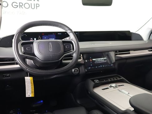 New 2026 Lincoln Navigator Premiere AWD/4WD image 2
