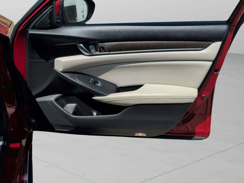 Used 2018 Honda Accord Touring image 17