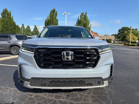 Used 2025 Honda Pilot Touring image 2
