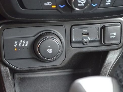 Used 2023 Jeep Renegade Latitude AWD/4WD image 30