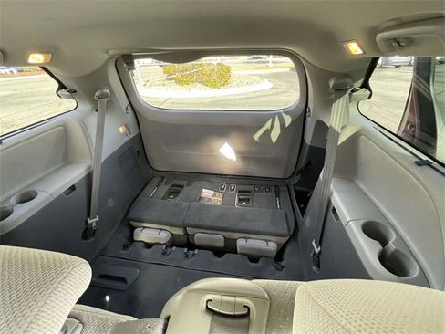Used 2020 Toyota Sienna LE w/ LE Preferred Package image 16