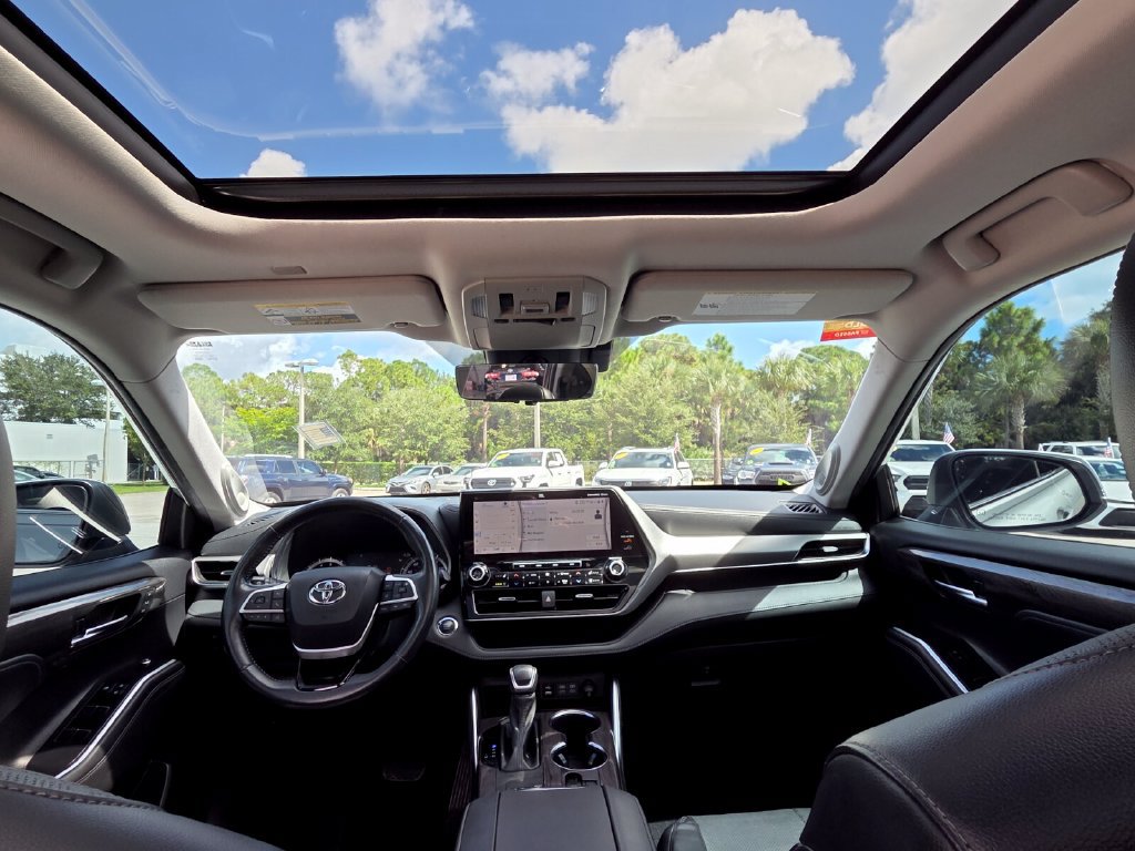 Certified 2022 Toyota Highlander Platinum FWD image 4